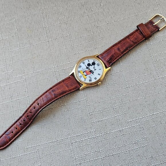 Vintage Lorus Quartz Wristwatch Minnie Mouse Disney Brown Leather strap Watch - Picture 5 of 11